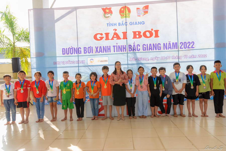 Bà Đào Thị Hường - Phó Giám đốc Sở GD&ĐT trao giải cho vận động viên.