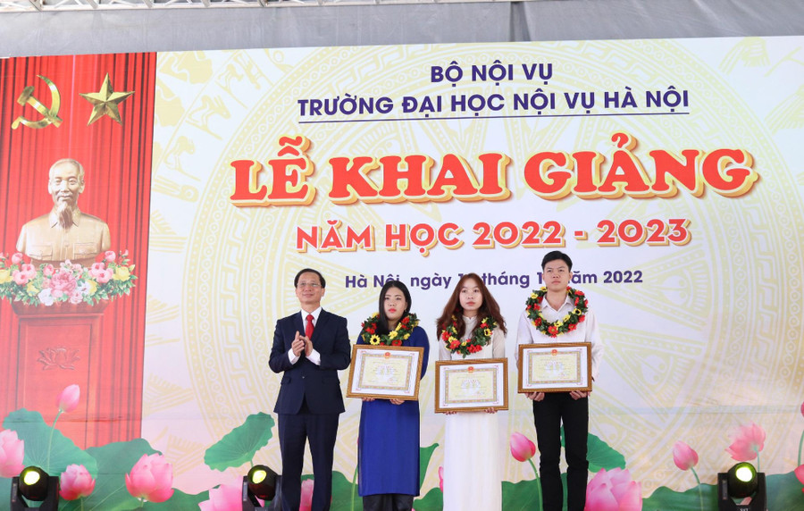 PGS. TS Nguyễn Bá Chiến chúc mừng các tân sinh viên là Thủ khoa của nhà trường. PGS. TS Nguyễn Bá Chiến chúc mừng các tân sinh viên là Thủ khoa của nhà trường.