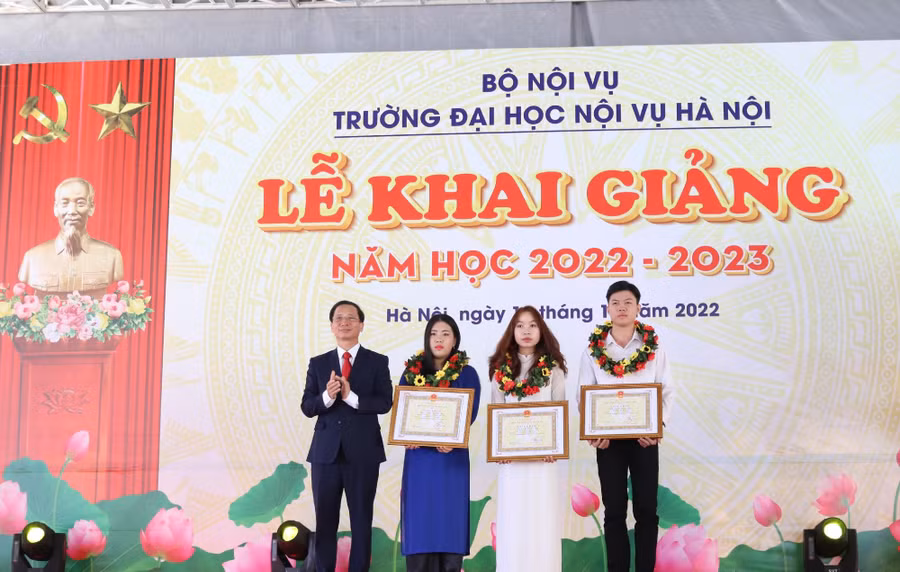 PGS. TS Nguyễn Bá Chiến chúc mừng các tân sinh viên là Thủ khoa của nhà trường.