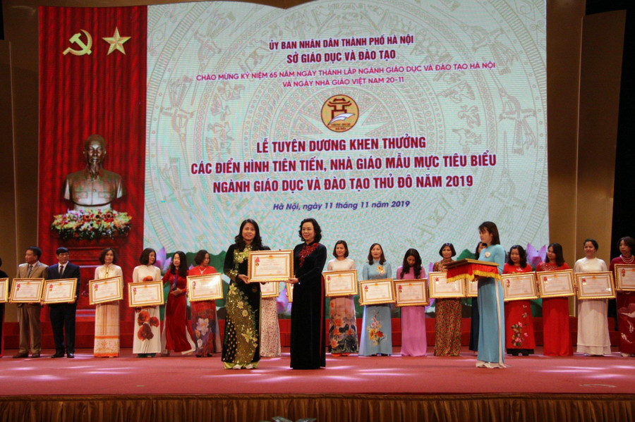 Nhà giáo ưu tú Nguyễn Thanh Hà (bên trái) trong lễ tuyên dương khen thưởng do Sở GD&ĐT Hà Nội tổ chức.