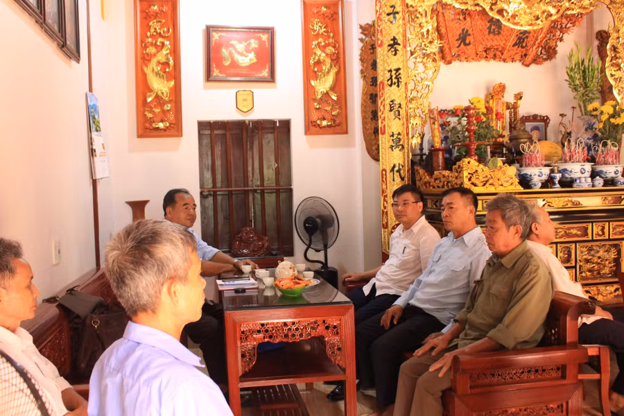 Thành viên Ban Khuyến học dòng họ Doãn thôn Cao Lôi chia sẻ niềm vui thành tích học tập các cháu học sinh năm học 2021 -2022.