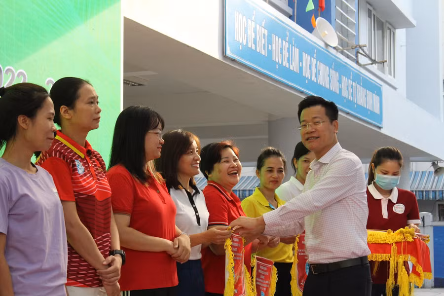 Ông Lê Đức Thuận - Trưởng phòng GD&ĐT quận Ba Đình trao cờ lưu niệm và động viên các đơn vị tham dự giải.