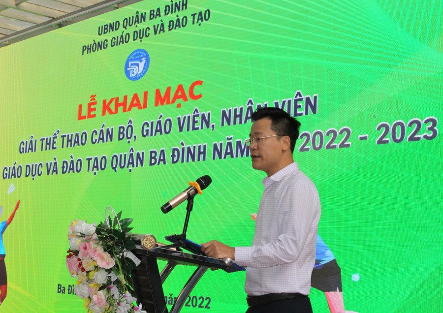 Trưởng phòng GD&ĐT quận Ba Đình phát biểu khai mạc giải thể thao. Trưởng phòng GD&ĐT quận Ba Đình phát biểu khai mạc giải thể thao.