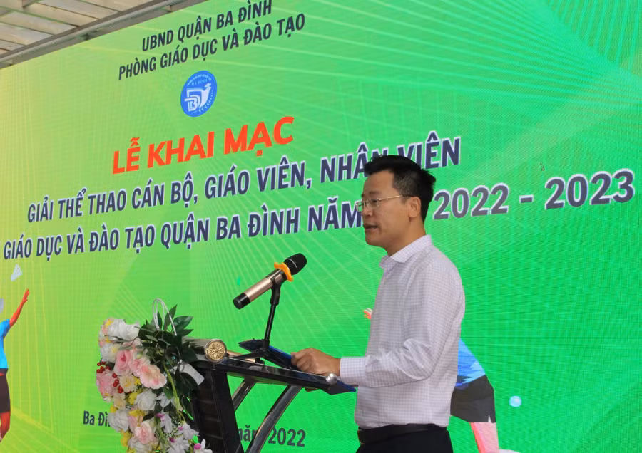 Trưởng phòng GD&amp;ĐT quận Ba Đình phát biểu khai mạc giải thể thao.