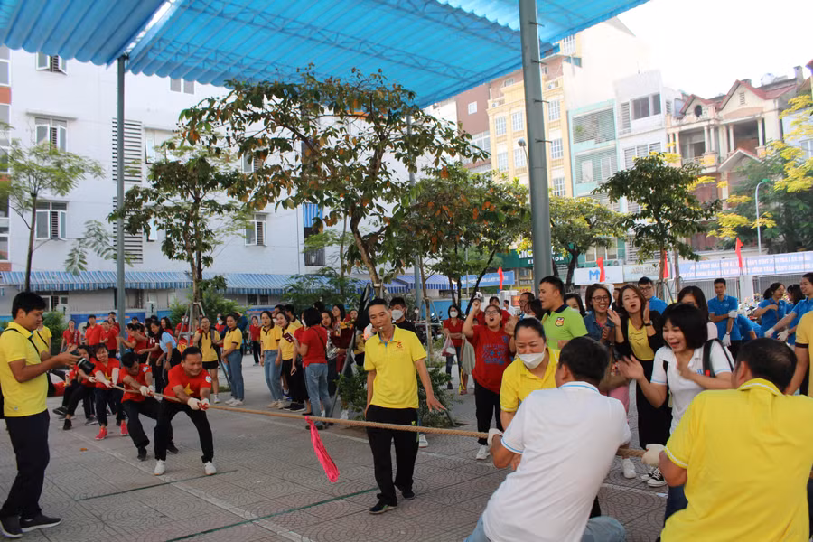 Nội dung kéo co diễn ra trong tiếng reo hò cổ vũ nhiệt tình của cổ động viên.