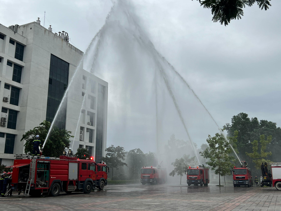 Diễn tập phương án phòng cháy chữa cháy tại trường Đại học công cộng. Diễn tập phương án phòng cháy chữa cháy tại trường Đại học công cộng.