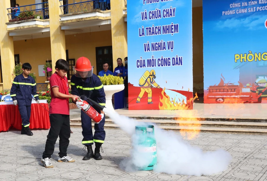 Học sinh được thực hành chữa cháy khi hỏa hoạn.