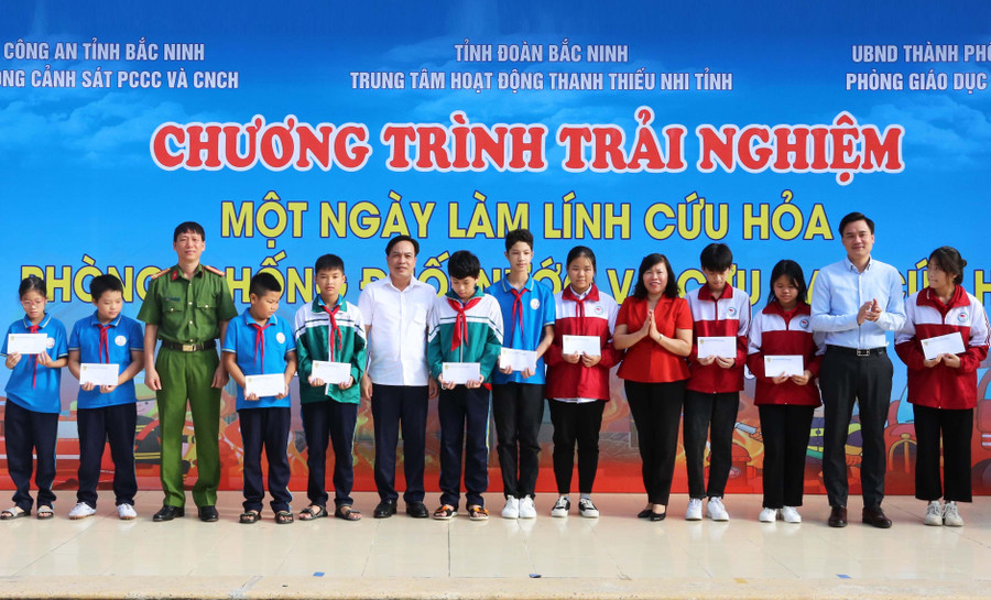Ban tổ chức động viên, trao quà cho học sinh tại buổi trải nghiệm. Ban tổ chức động viên, trao quà cho học sinh tại buổi trải nghiệm.