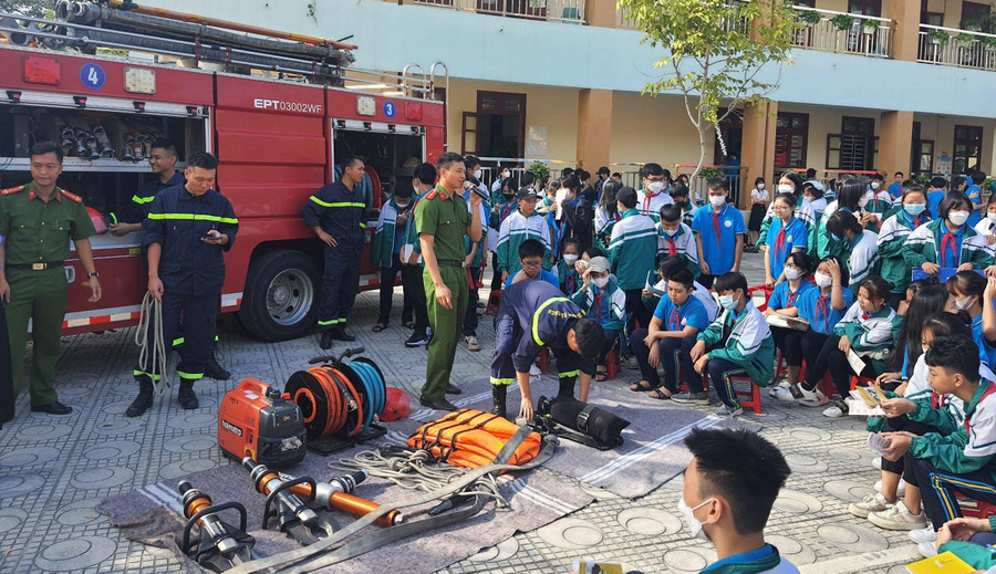 Công an tỉnh Bắc Ninh tuyên truyền kiến thức PCCC cho học sinh. Công an tỉnh Bắc Ninh tuyên truyền kiến thức PCCC cho học sinh.