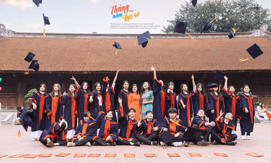 Cô trò trường THCS Phúc Xá chụp ảnh lưu niệm.