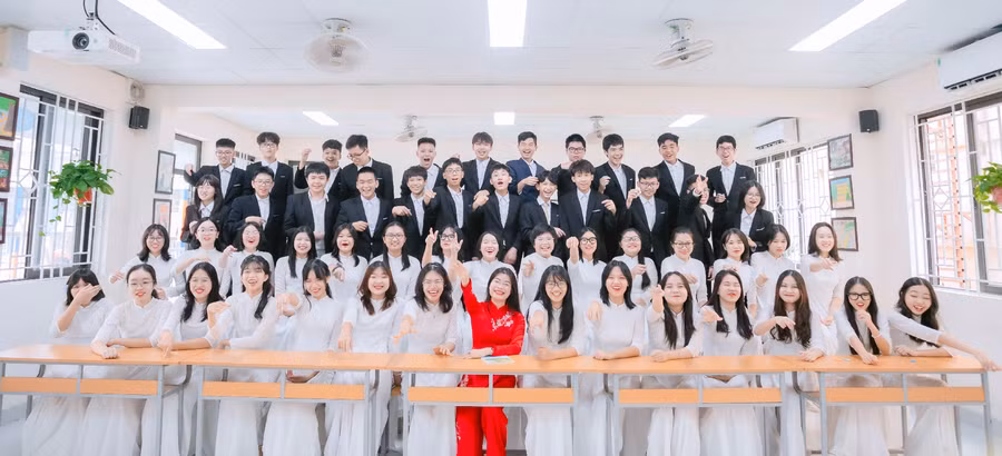 Lớp 9A9 và cô giáo chủ nhiệm Lê Thị Kim Phượng với tỉ lệ đỗ công lập là 98,1%.