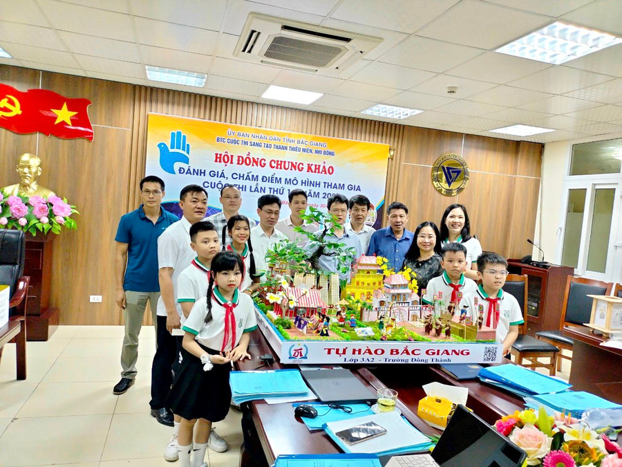 Thí sinh và một số thầy cô chụp ảnh lưu niệm tại cuộc thi.