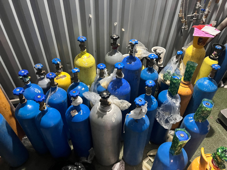 Cơ quan chức năng thu giữ hàng trăm bình &quot;khí cười&quot; các loại.