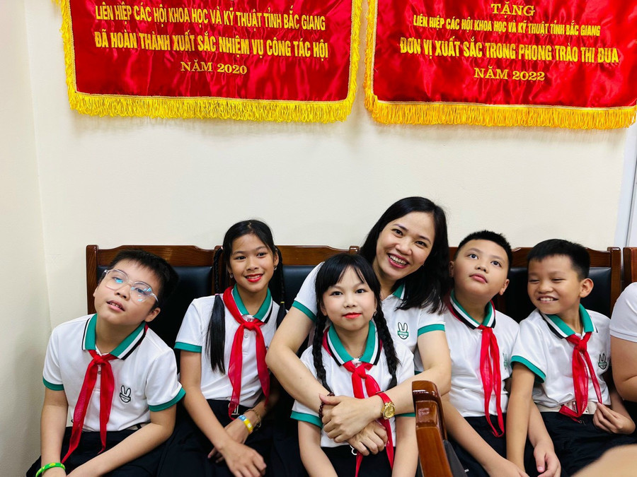 Cô giáo và nhóm tác giả mô hình học tập: Tự hào Bắc Giang.