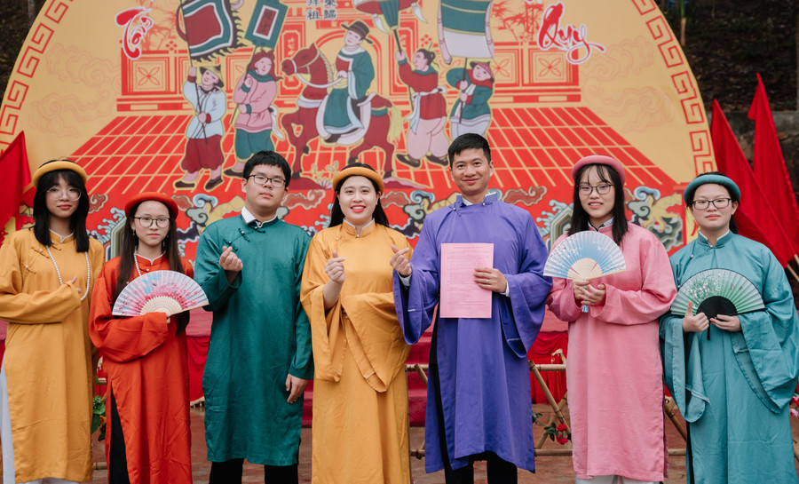 Thầy Phạm Ngọc Mai cùng số học sinh lớp 9C1. Thầy Phạm Ngọc Mai cùng số học sinh lớp 9C1.