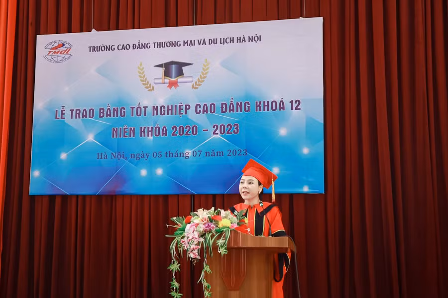 TS.Trịnh Thị Thu Hà phát biểu tại buổi lễ.