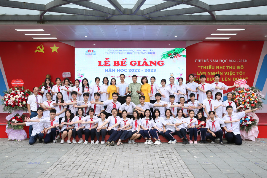 Cô Nguyễn Mỹ Hảo - Hiệu trưởng trường THCS Mai Dịch cùng thầy cô giáo nhà trường chụp ảnh lưu niệm với học sinh khối 9.