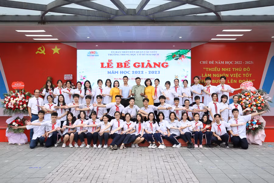 Cô Nguyễn Mỹ Hảo - Hiệu trưởng trường THCS Mai Dịch cùng thầy cô giáo nhà trường chụp ảnh lưu niệm với học sinh khối 9.