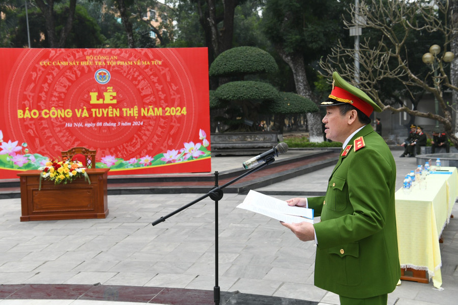 Trung tướng Nguyễn Văn Viện, Cục trưởng Cục Cảnh sát điều tra tội phạm về ma tuý phát biểu tại Lễ báo công. Trung tướng Nguyễn Văn Viện, Cục trưởng Cục Cảnh sát điều tra tội phạm về ma tuý phát biểu tại Lễ báo công.