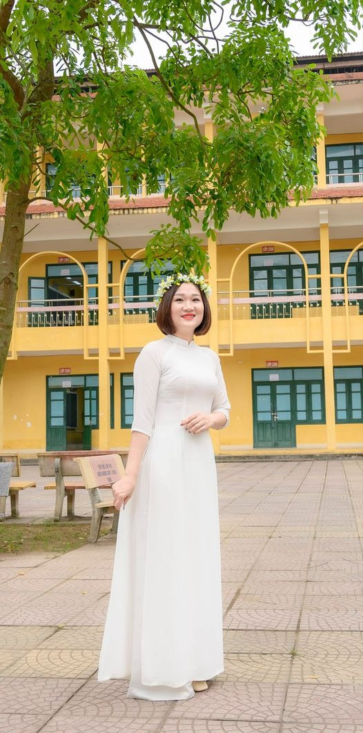 Chị Nguyễn Thị Việt Nga - cán bộ Phòng Thông tin, Báo chí - Xuất bản (Sở TT&TT Bắc Ninh) duyên dáng với áo dài.