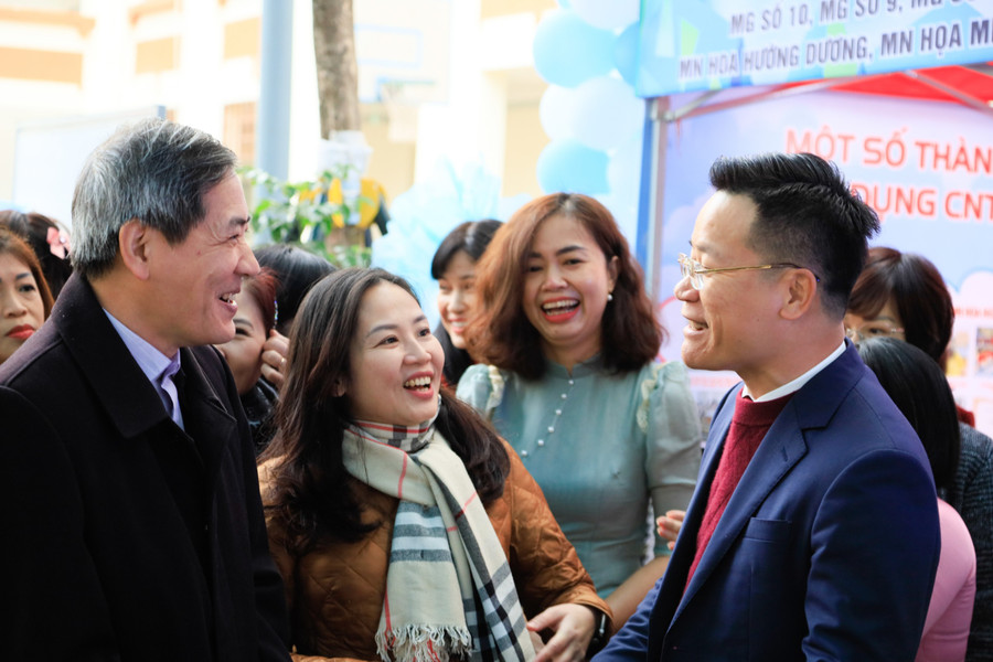 Bí thư Quận ủy Ba Đình - Hoàng Minh Dũng Tiến (bên trái ngoài cùng) cùng đại biểu thăm quan và nghe giới thiệu về mô hình sáng tạo tại ngày hội STEM. Bí thư Quận ủy Ba Đình - Hoàng Minh Dũng Tiến (bên trái ngoài cùng) cùng đại biểu thăm quan và nghe giới thiệu về mô hình sáng tạo tại ngày hội STEM.