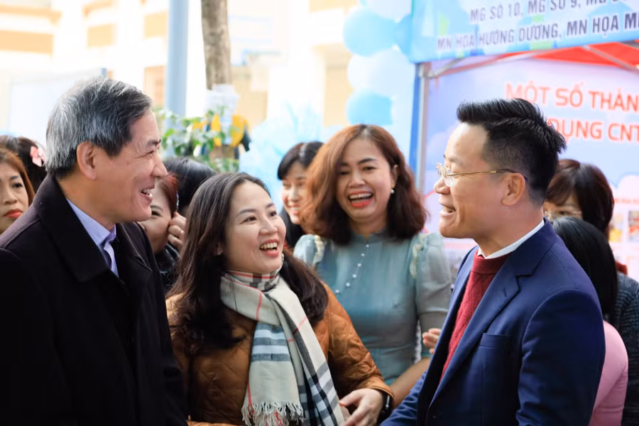 Bí thư Quận ủy Ba Đình - Hoàng Minh Dũng Tiến (bên trái ngoài cùng) cùng đại biểu thăm quan và nghe giới thiệu về mô hình sáng tạo tại ngày hội STEM.