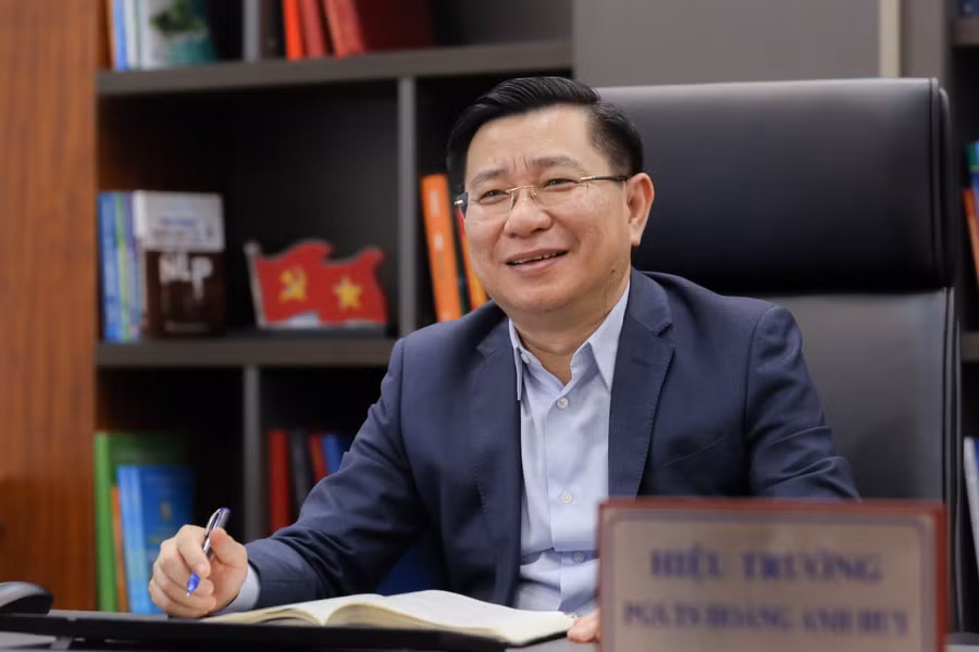 PGS.TS Hoàng Anh Huy - Hiệu trưởng Trường Đại học Tài nguyên và Môi trường Hà Nội trao đổi với Báo GD&TĐ. PGS.TS Hoàng Anh Huy - Hiệu trưởng Trường Đại học Tài nguyên và Môi trường Hà Nội trao đổi với Báo GD&TĐ.