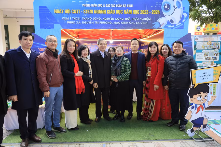 Bí thư Quận ủy Ba Đình - Hoàng Minh Dũng Tiến (thứ 5 từ trái sang) cùng đại biểu trong ngày hội CNTT và STEM.