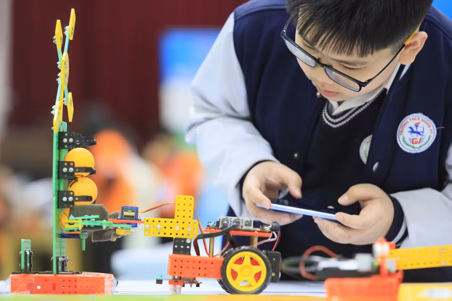 Học sinh Trường THCS Giảng Võ tranh tài tại Cuộc thi Robotics.