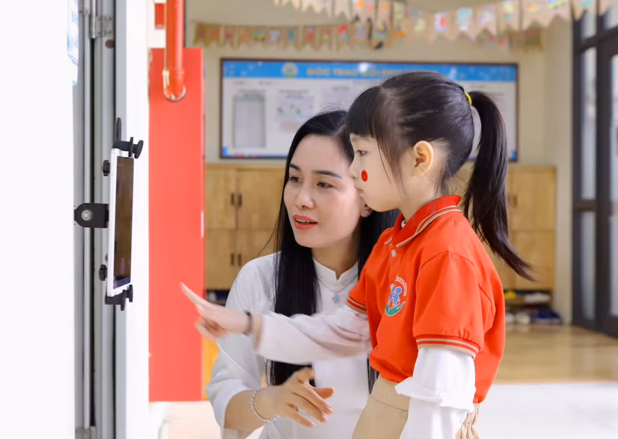 Khu vực điểm danh học sinh đến lớp.