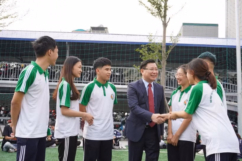 PGS.TS Hoàng Anh Huy - Hiệu trưởng Trường Đại học TN&MT Hà Nội trò chuyện với sinh viên. PGS.TS Hoàng Anh Huy - Hiệu trưởng Trường Đại học TN&MT Hà Nội trò chuyện với sinh viên.