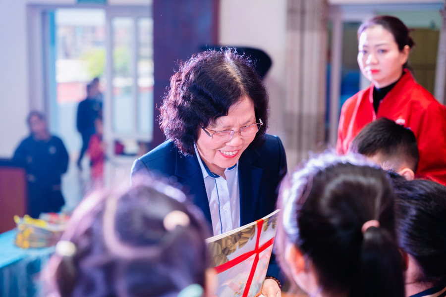 NGND Nguyễn Thị Hiền - Chủ tịch HĐQT Trường Tiểu học Đoàn Thị Điểm - Hà Nội tặng quà động viên học sinh trong lễ chào cờ đầu tuần. NGND Nguyễn Thị Hiền - Chủ tịch HĐQT Trường Tiểu học Đoàn Thị Điểm - Hà Nội tặng quà động viên học sinh trong lễ chào cờ đầu tuần.