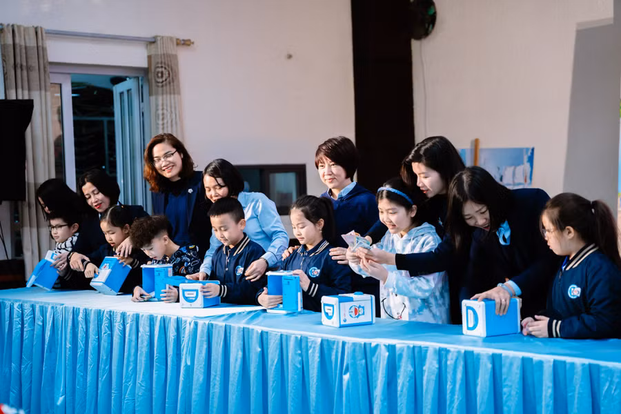 Cô trò Trường Tiểu học Đoàn Thị Điểm - Hà Nội mở chiếc hộp thần kỳ. 