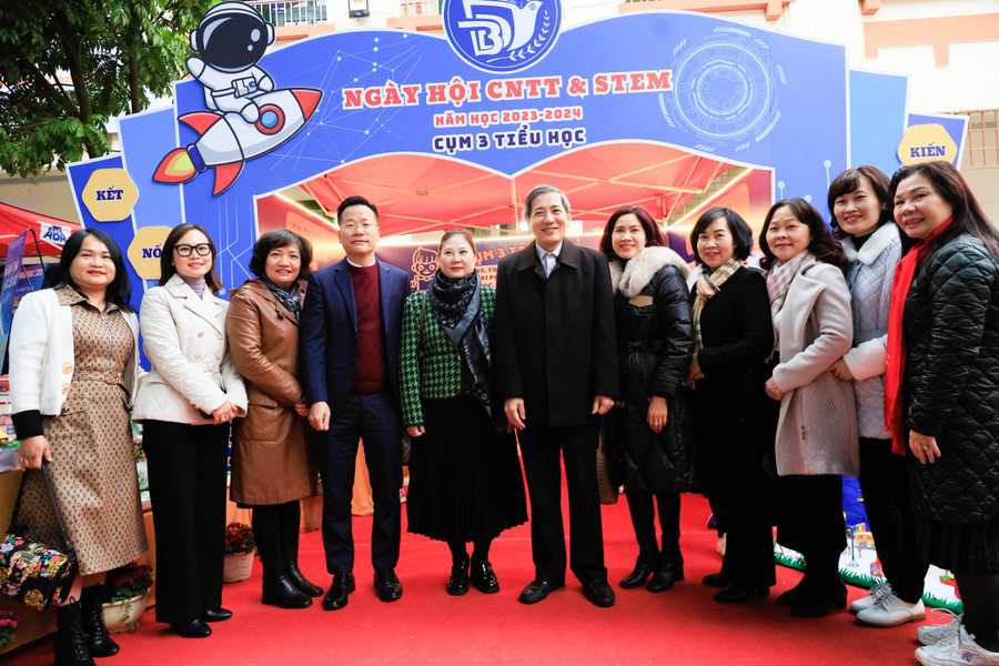 Bí thư Quận ủy Ba Đình - Hoàng Minh Dũng Tiến (thứ 6 từ phải sang) cùng đại biểu thăm quan, trải nghiệm các gian hàng trong ngày hội STEM. Bí thư Quận ủy Ba Đình - Hoàng Minh Dũng Tiến (thứ 6 từ phải sang) cùng đại biểu thăm quan, trải nghiệm các gian hàng trong ngày hội STEM.