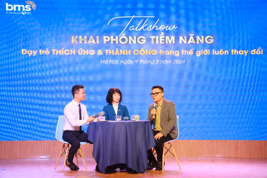 Hiệu trưởng Lê Thị Mai Hương (ở giữa) và nhà báo Trần Quang Minh (bên phải) chia sẻ với phụ huynh tại chương trình.