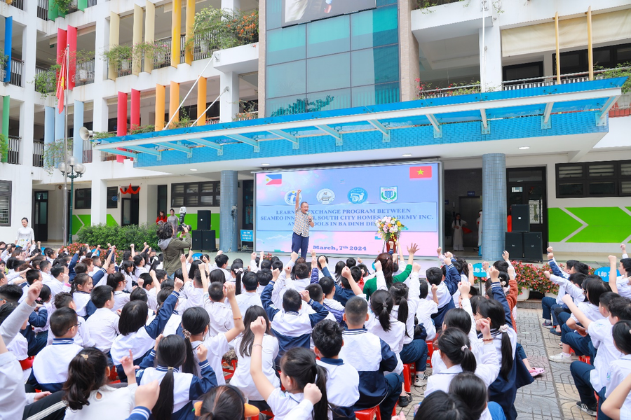 Ông Enrico G. Manalo, Hiệu trưởng trường (South City Homes Academy) giao lưu với học sinh của nhà trường. Ông Enrico G. Manalo, Hiệu trưởng trường (South City Homes Academy) giao lưu với học sinh của nhà trường.