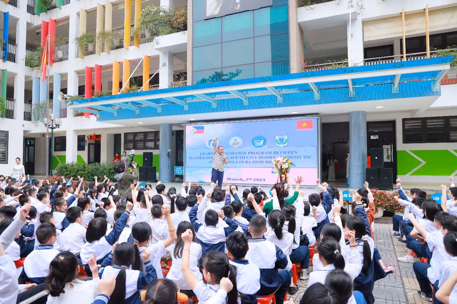 Ông Enrico G. Manalo, Hiệu trưởng trường (South City Homes Academy) giao lưu với học sinh của nhà trường. Ông Enrico G. Manalo, Hiệu trưởng trường (South City Homes Academy) giao lưu với học sinh của nhà trường.