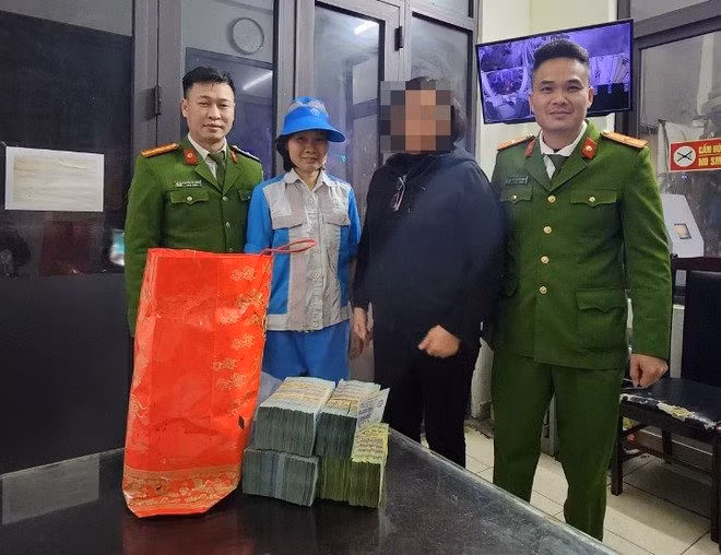 Gia đình ông H nhận lại số tiền sơ ý đem đi đổ vào thùng rác.