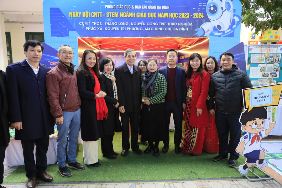 Bí thư Quận ủy Ba Đình - Hoàng Minh Dũng Tiến (thứ 5 từ trái sang) cùng đại biểu trong ngày hội CNTT và STEM. Bí thư Quận ủy Ba Đình - Hoàng Minh Dũng Tiến (thứ 5 từ trái sang) cùng đại biểu trong ngày hội CNTT và STEM.