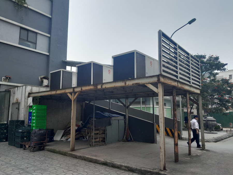 Khu vực nhà kho lạnh, khung sàn thép đặt điều hòa vi phạm.