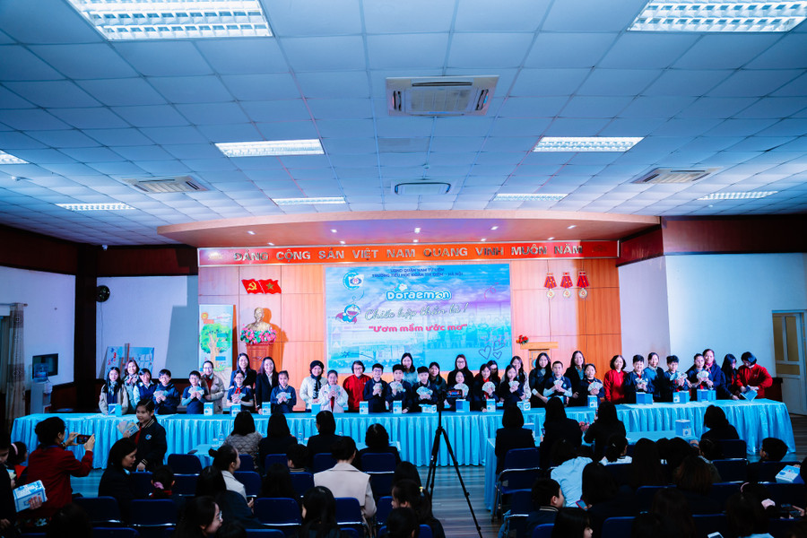 Hình ảnh cô trò Trường Tiểu học Đoàn Thị Điểm - hà Nội mở "chiếc hộp thần kì". Hình ảnh cô trò Trường Tiểu học Đoàn Thị Điểm - hà Nội mở "chiếc hộp thần kì".