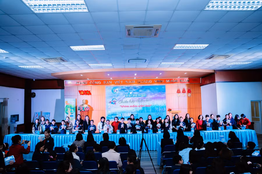 Hình ảnh cô trò Trường Tiểu học Đoàn Thị Điểm - hà Nội mở "chiếc hộp thần kì". Hình ảnh cô trò Trường Tiểu học Đoàn Thị Điểm - hà Nội mở "chiếc hộp thần kì".