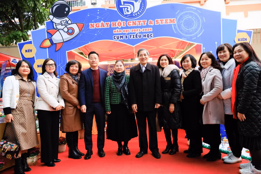Bí thư Quận ủy Ba Đình - Hoàng Minh Dũng Tiến (thứ 6 từ phải sang) cùng đại biểu thăm quan, trải nghiệm các gian hàng trong ngày hội STEM.