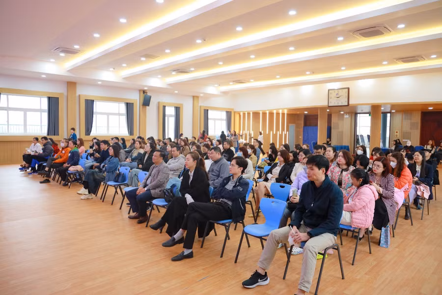 Phụ huynh học sinh tham gia chương trình.