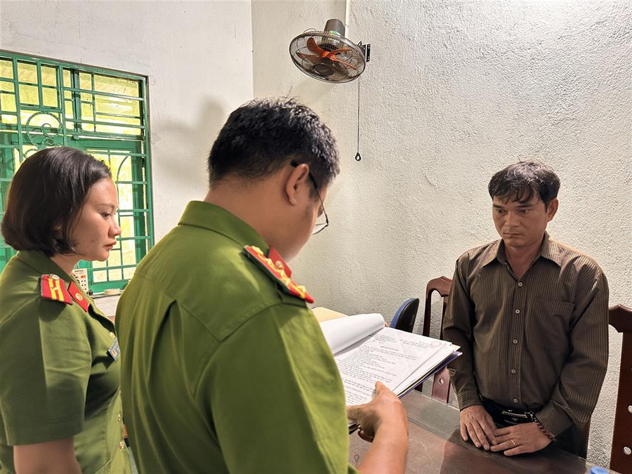 Phòng Cảnh sát kinh tế Công an tỉnh Quảng Ngãi tống đạt quyết định khởi tố đối với Nguyễn Đức Đề, Giám đốc Công TNHH MTV Việt Đức. Phòng Cảnh sát kinh tế Công an tỉnh Quảng Ngãi tống đạt quyết định khởi tố đối với Nguyễn Đức Đề, Giám đốc Công TNHH MTV Việt Đức.