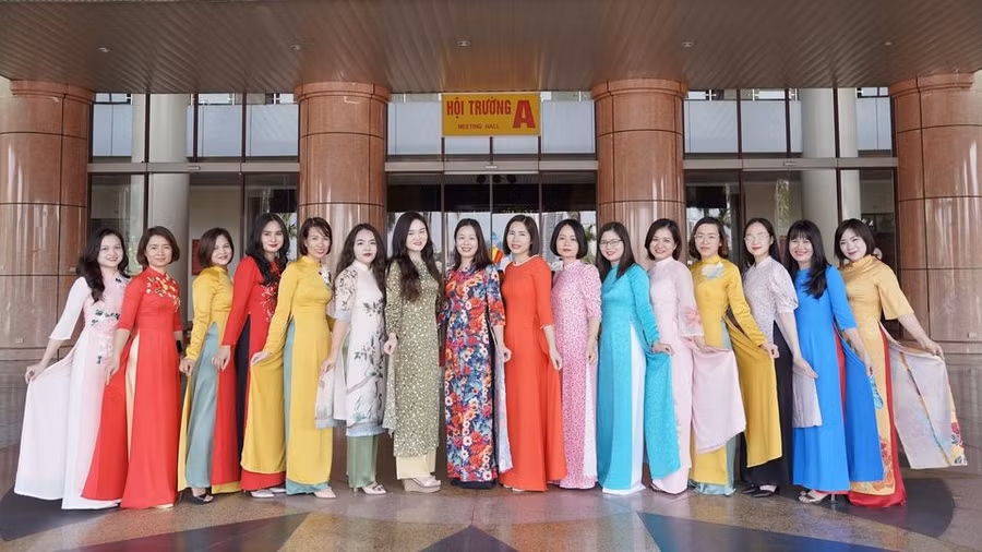 Phụ nữ Sở TT&TT Bắc Ninh duyên dáng với áo dài truyền thống.