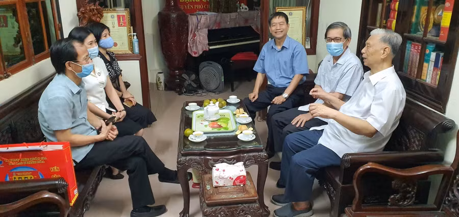 Ông Hoàng Minh Dũng Tiến - Thành uỷ viên, Bí thư Quận ủy Ba Đinh thăm tặng quà Trung tướng Đặng Quân Thụy.