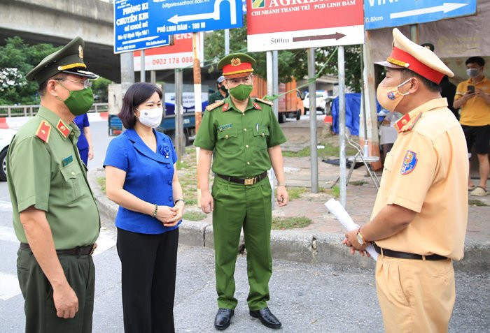 Phó Bí thư Thường trực Thành ủy Nguyễn Thị Tuyến kiểm tra tại chốt kiểm dịch Thanh Liệt - Cầu Dậu.