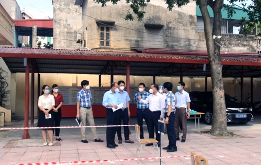 Ông Mai Sơn - Phó Chủ tịch Thường trực UBND tỉnh, Trưởng Ban chỉ đạo kỳ thi (thứ 3 từ phải sang) kiểm tra công tác chuẩn bị kỳ thi tại Trường THCS Dĩnh Kế.