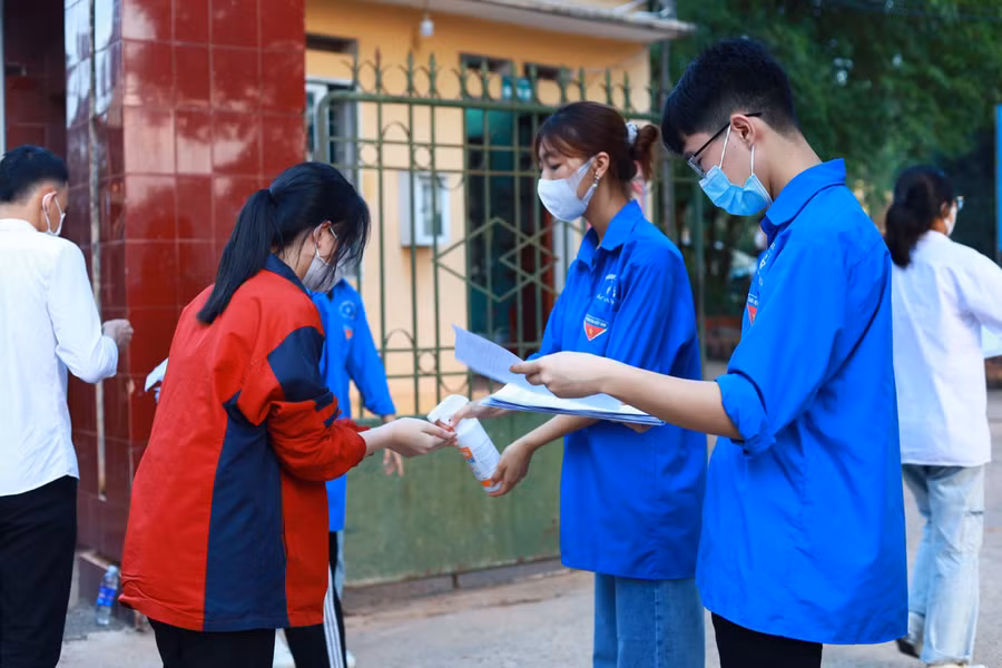 Thí sinh đeo khẩu trang, đo thân nhiệt... trước khi vào phòng thi.